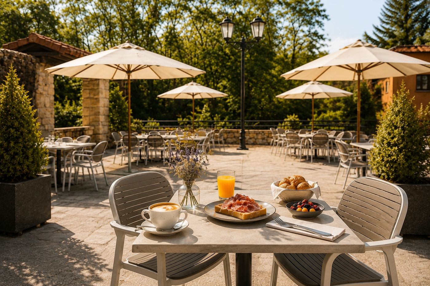 Desayuno en la terraza exterior del restaurante